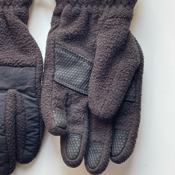 Tʜᴇ ɴᴏʀᴛʜ ғᴀᴄᴇ ɢʟᴏᴠᴇs - Picture 3 of 4